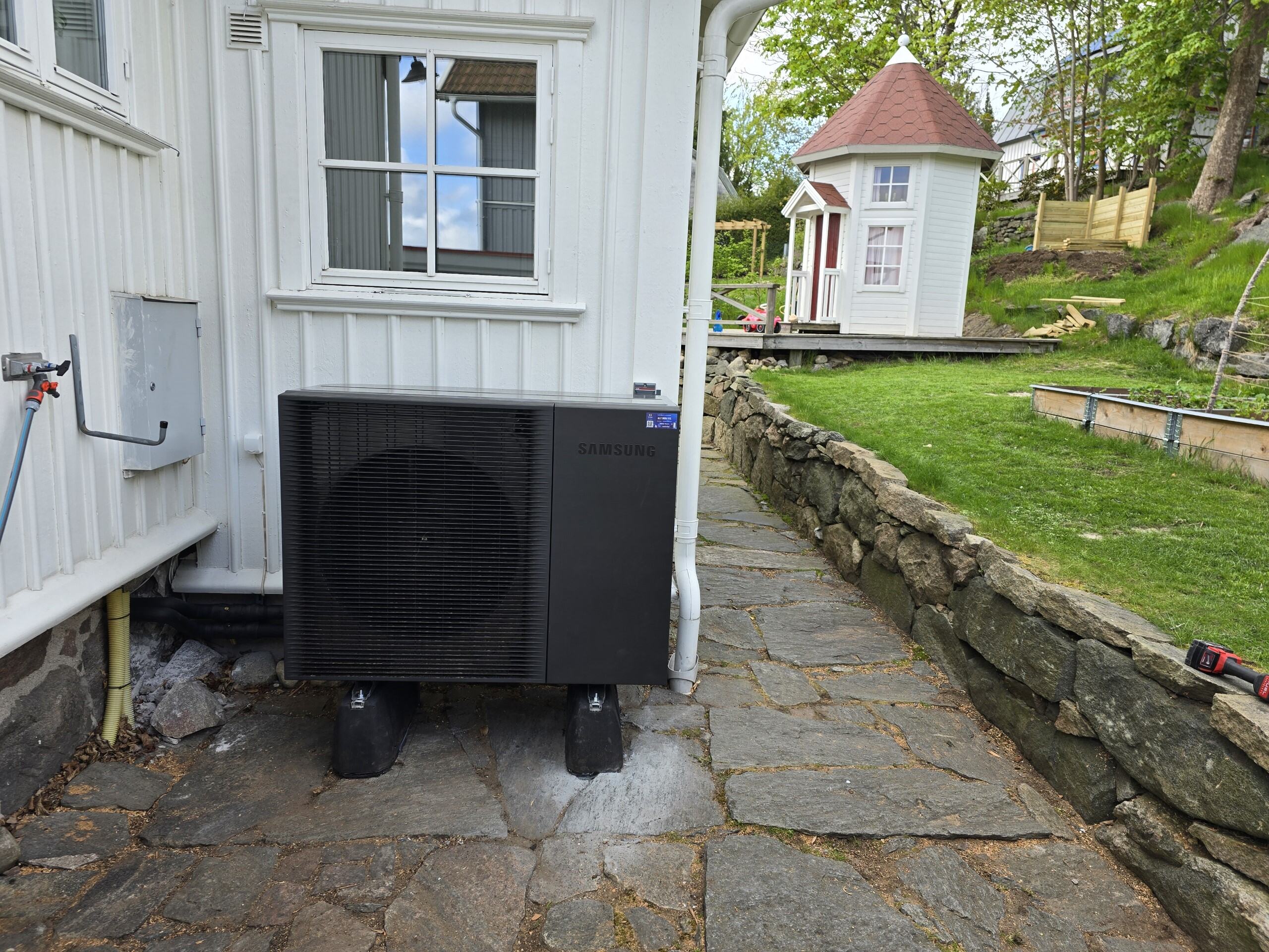Installation av Samsung luft/vatten-värmepump R290, 12 kW Första R290-värmepumpen installerad i Västra Götaland