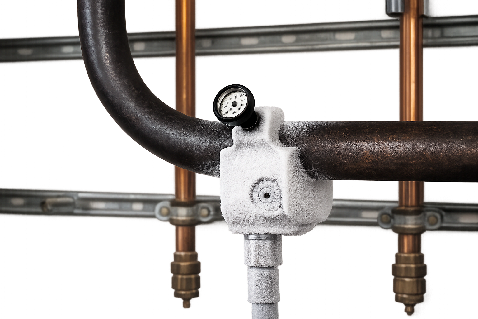 Rörmokare använder rörfrysning för installation av ventil