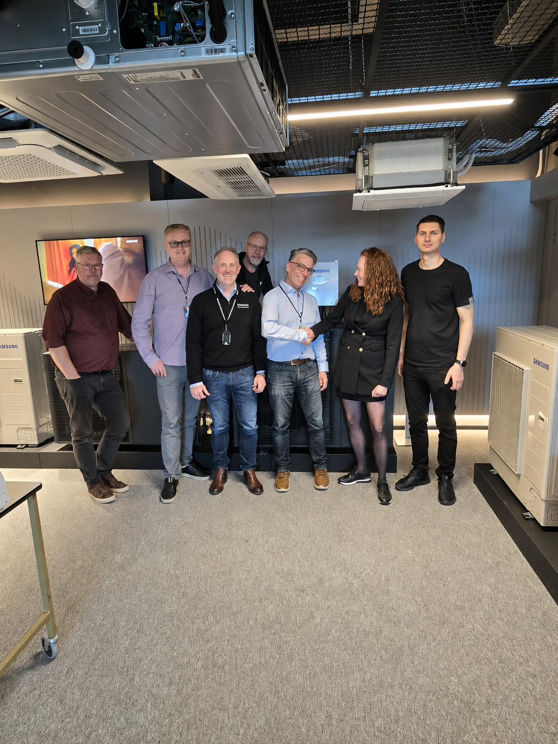 Representanter från Rubik VVS och Samsung Climate Solutions i Samsungs showroom